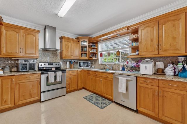 9000 SW 40th Ter, Miami, FL 33165