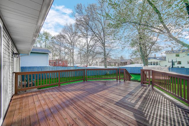 1602 Carriage Drive, Valparaiso, IN 46383