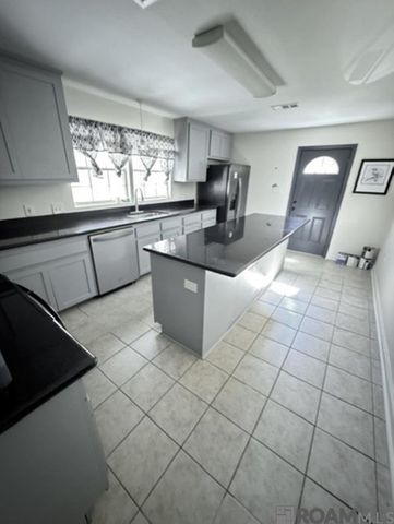 202 Leslie St, Denham Springs, LA 70726
