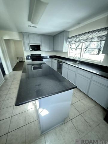 202 Leslie St, Denham Springs, LA 70726