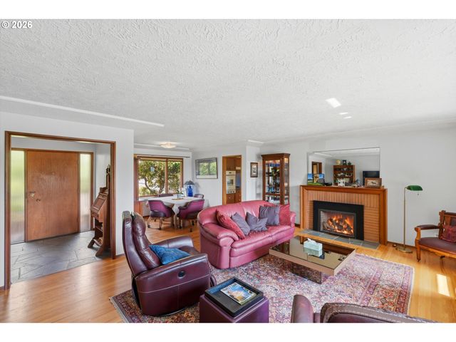 1803 E 6TH St, Vancouver, WA 98661