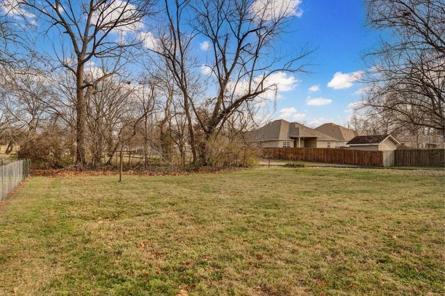 2316 S Kickapoo Avenue, Springfield, MO 65804