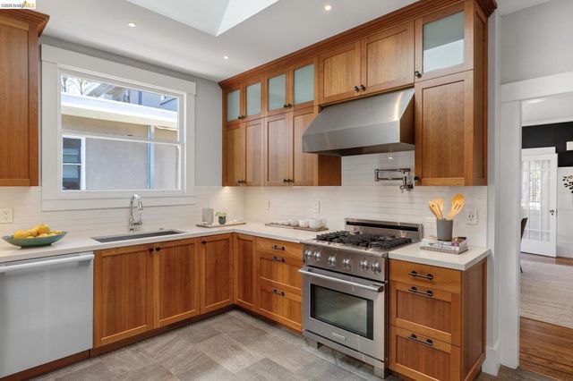 5501 Thomas Ave, Oakland, CA 94618