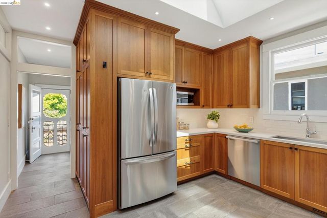 5501 Thomas Ave, Oakland, CA 94618