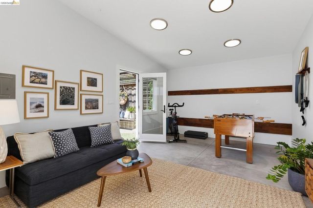 5501 Thomas Ave, Oakland, CA 94618