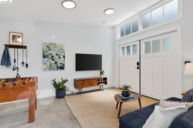5501 Thomas Ave, Oakland, CA 94618