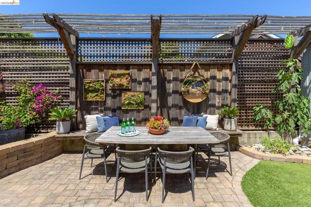5501 Thomas Ave, Oakland, CA 94618