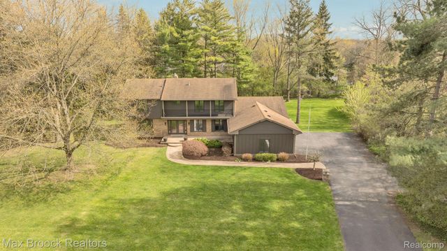 5240 Clarendon Crest Street, Bloomfield Charter Township, MI 48302