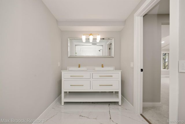 5240 Clarendon Crest Street, Bloomfield Charter Township, MI 48302