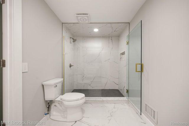 5240 Clarendon Crest Street, Bloomfield Charter Township, MI 48302