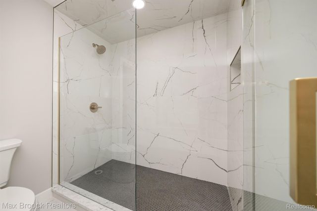 5240 Clarendon Crest Street, Bloomfield Charter Township, MI 48302