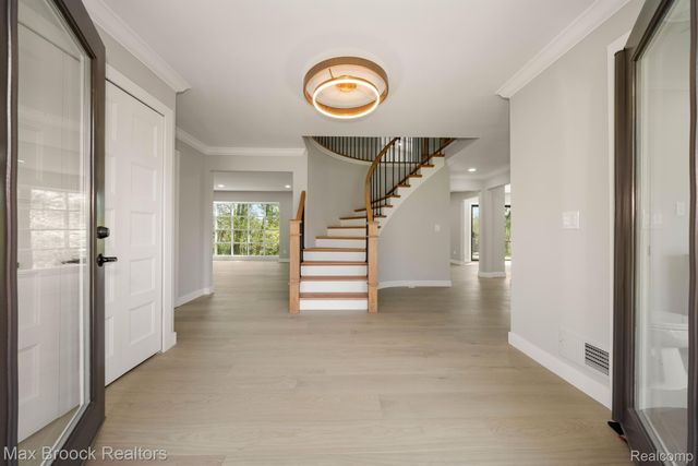 5240 Clarendon Crest Street, Bloomfield Charter Township, MI 48302