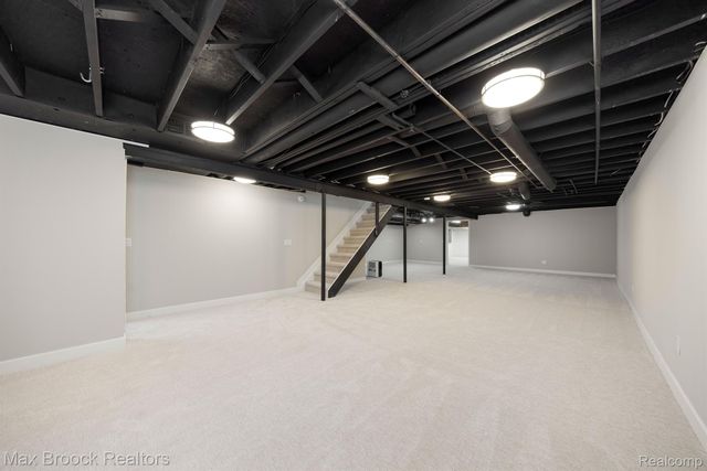 5240 Clarendon Crest Street, Bloomfield Charter Township, MI 48302