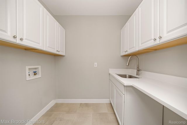 5240 Clarendon Crest Street, Bloomfield Charter Township, MI 48302