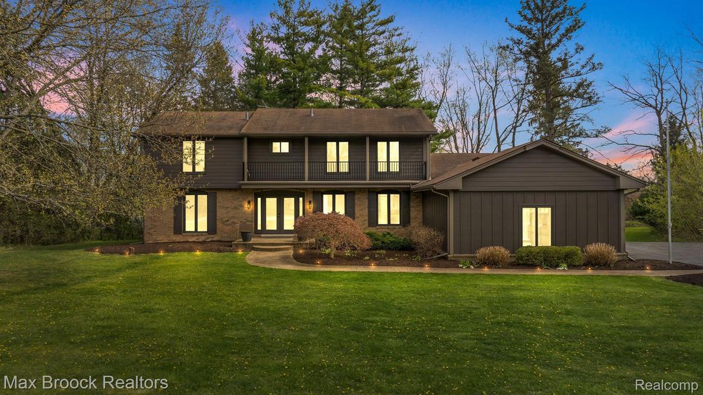 5240 Clarendon Crest Street, Bloomfield Charter Township, MI 48302