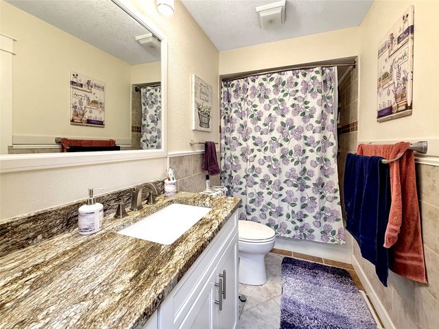 8735 NW 53rd Place, Johnston, IA 50131