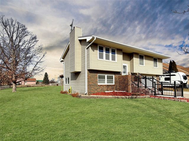 8735 NW 53rd Place, Johnston, IA 50131