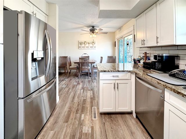 8735 NW 53rd Place, Johnston, IA 50131