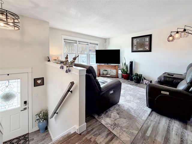 8735 NW 53rd Place, Johnston, IA 50131