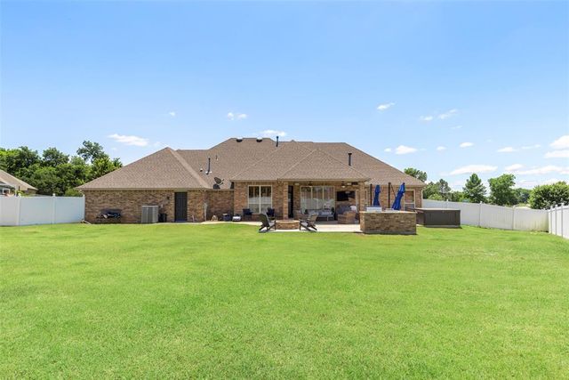 1900 Cobblestone Drive, Shawnee, OK 74804