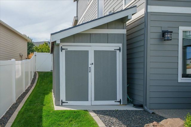 2327 S Fairmont Estates Dr, Greenacres, WA 99016