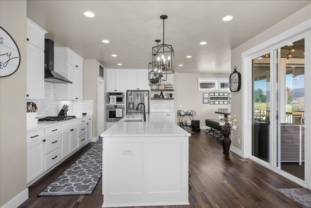 2327 S Fairmont Estates Dr, Greenacres, WA 99016