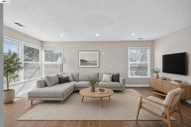 19515 Western Blvd, Hayward, CA 94541