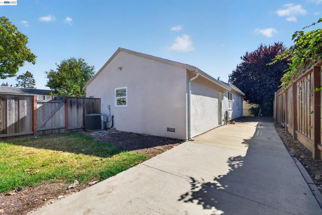 19515 Western Blvd, Hayward, CA 94541