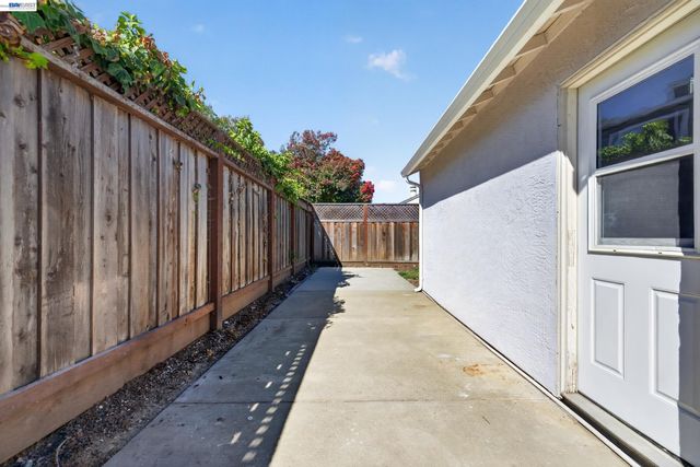 19515 Western Blvd, Hayward, CA 94541