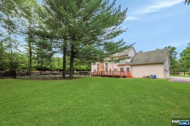 765 Colonial Road, Franklin Lakes, NJ 07417