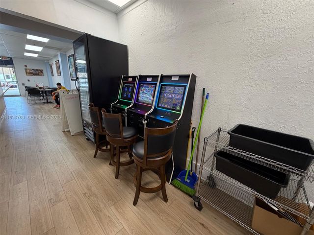 7500 NW 25th St, Miami, FL 33122