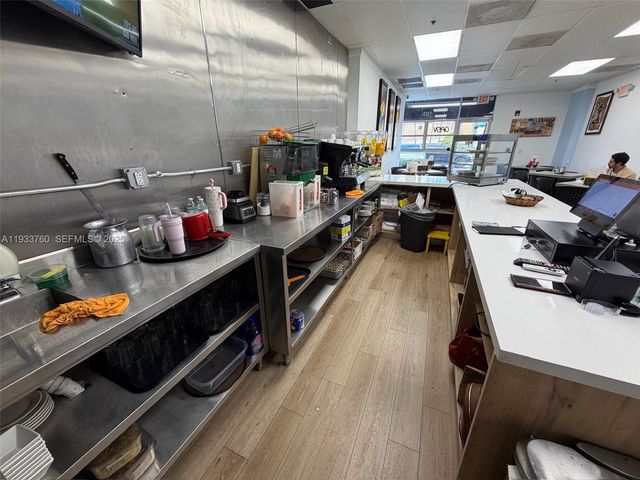 7500 NW 25th St, Miami, FL 33122