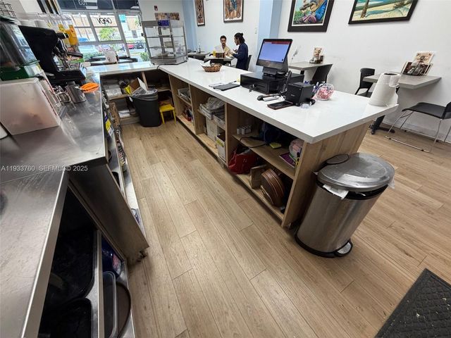 7500 NW 25th St, Miami, FL 33122