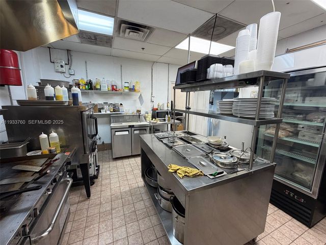 7500 NW 25th St, Miami, FL 33122