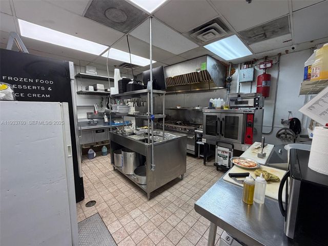 7500 NW 25th St, Miami, FL 33122