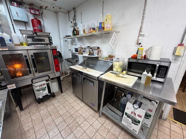 7500 NW 25th St, Miami, FL 33122