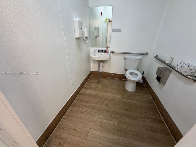 7500 NW 25th St, Miami, FL 33122