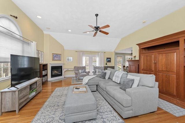 1 Whitcomb Way, North Reading, MA 01864