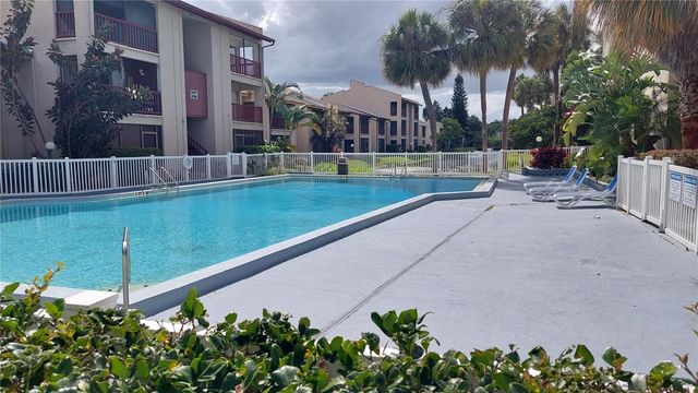 8609 N CHAMPLAIN COURT 77, Tampa, FL 33614