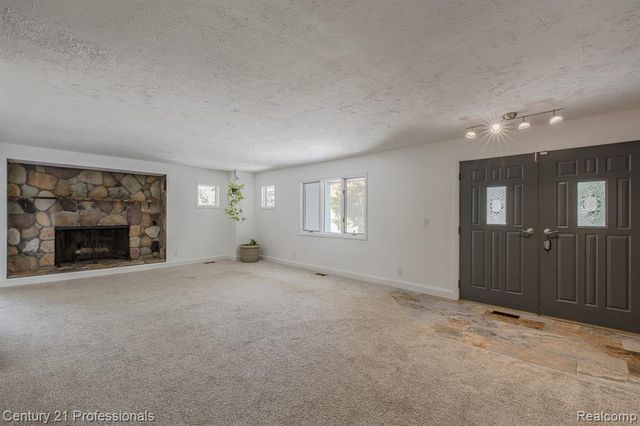 9561 Ute Pointe Drive, Clarkston, MI 48346