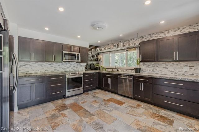 9561 Ute Pointe Drive, Clarkston, MI 48346
