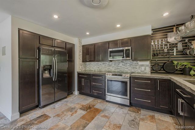 9561 Ute Pointe Drive, Clarkston, MI 48346