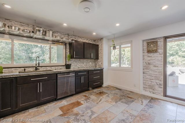 9561 Ute Pointe Drive, Clarkston, MI 48346