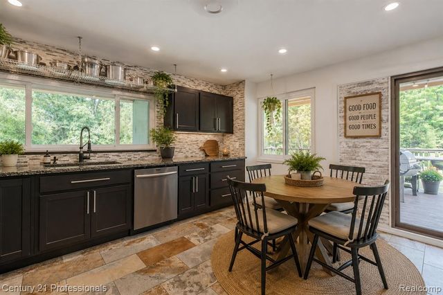9561 Ute Pointe Drive, Clarkston, MI 48346
