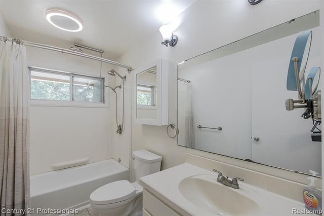 9561 Ute Pointe Drive, Clarkston, MI 48346