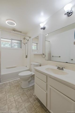 9561 Ute Pointe Drive, Clarkston, MI 48346