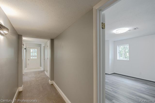 9561 Ute Pointe Drive, Clarkston, MI 48346