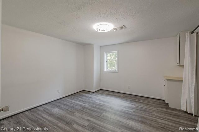 9561 Ute Pointe Drive, Clarkston, MI 48346