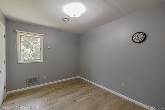 9561 Ute Pointe Drive, Clarkston, MI 48346
