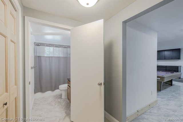 9561 Ute Pointe Drive, Clarkston, MI 48346